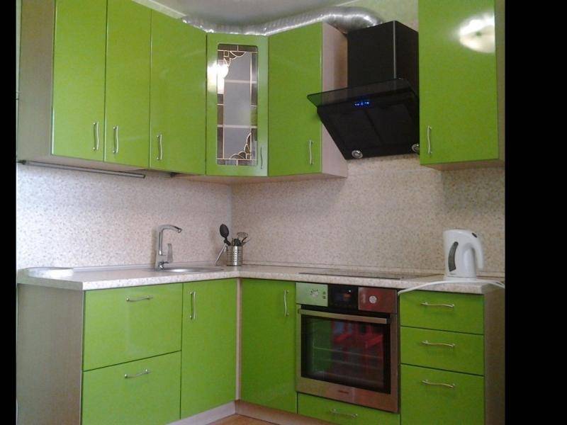 зеленая угловая кухня в Армавире