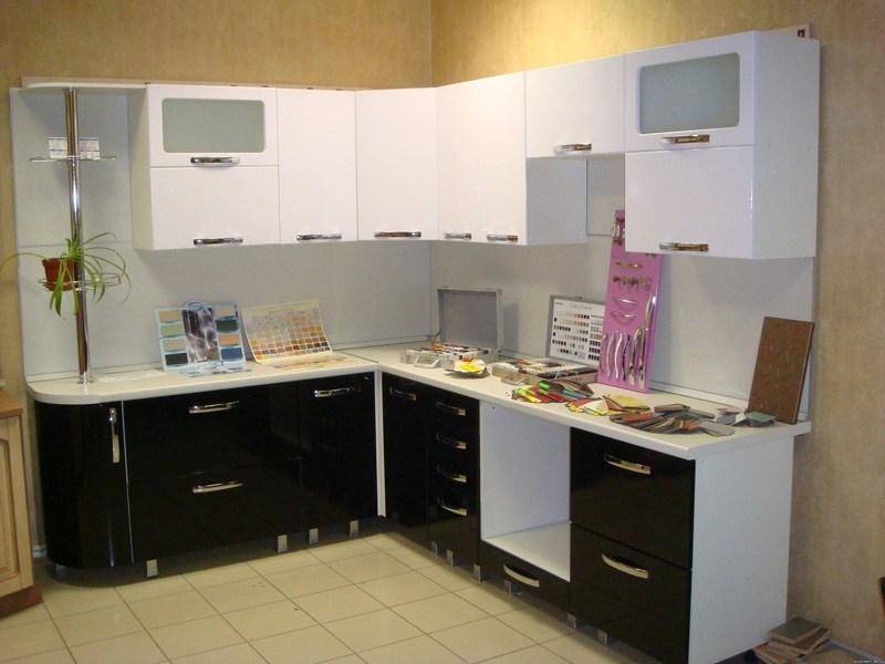 угловая кухня с витриной в Армавире