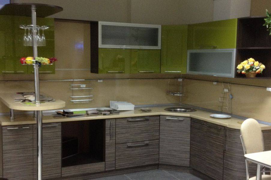 угловая кухня с барной стойкой в Армавире