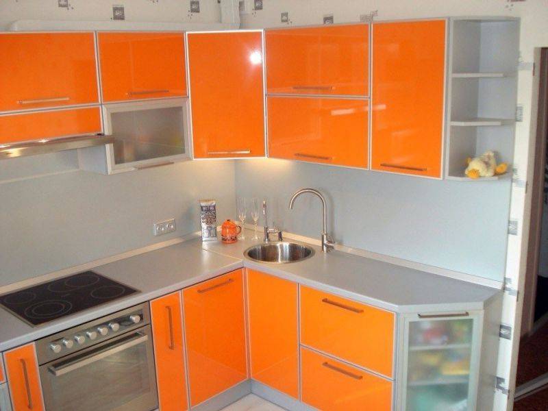 угловая кухня в алюминиевой рамке в Армавире