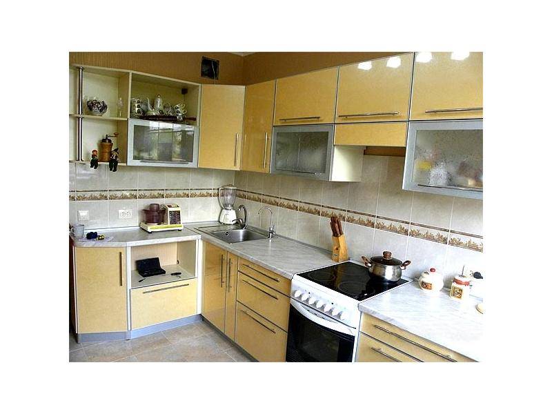 большая угловая бежевая кухня в Армавире