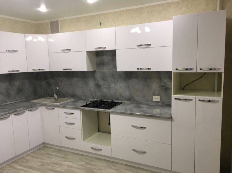 угловая белая кухня в Армавире