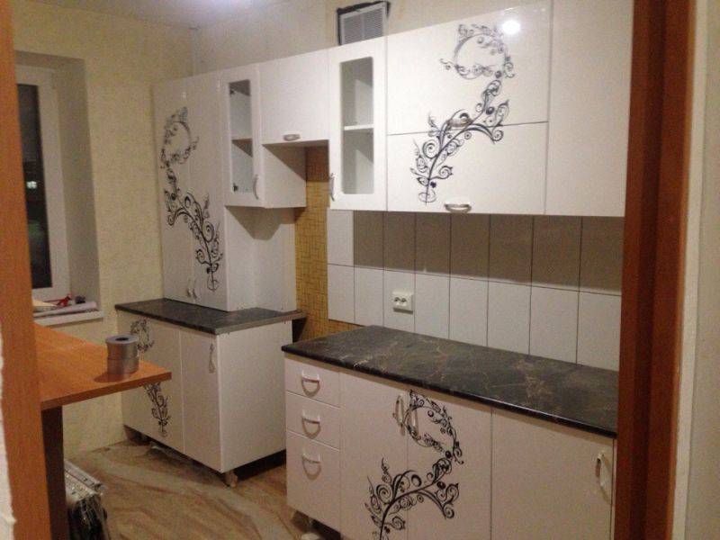 белая кухня с рисунком в Армавире