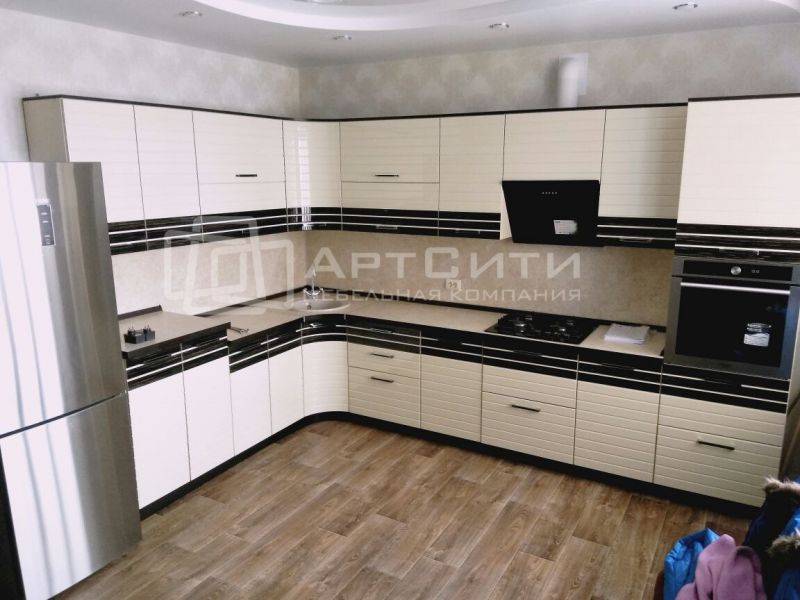 угловая кухня со вставками из шпона в Армавире