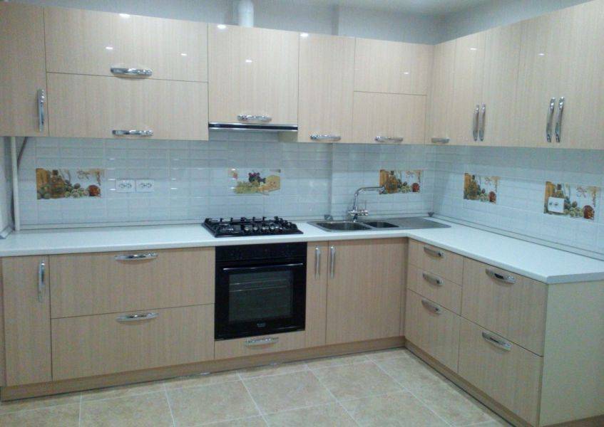 угловая бежевая кухня в Армавире