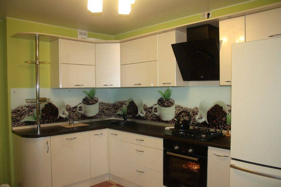 светлая угловая кухня в Армавире