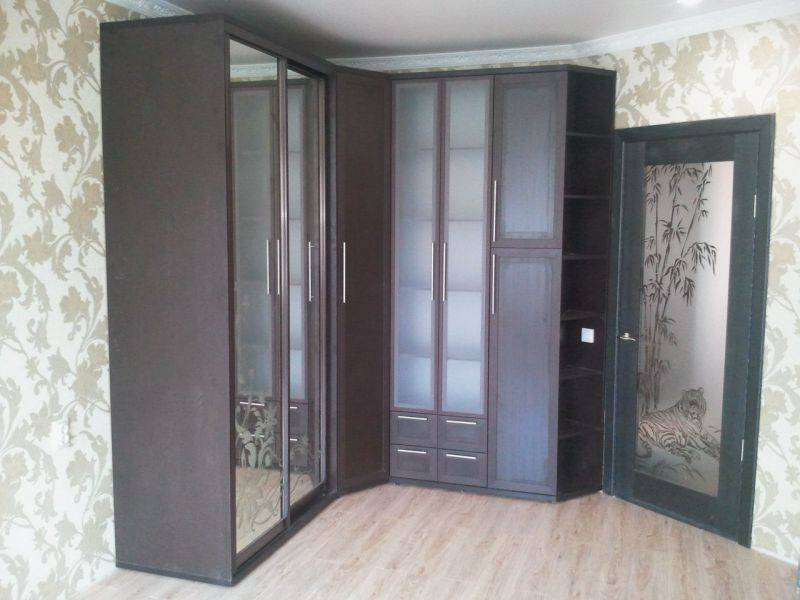 большой угловой шкаф в коридор в Армавире