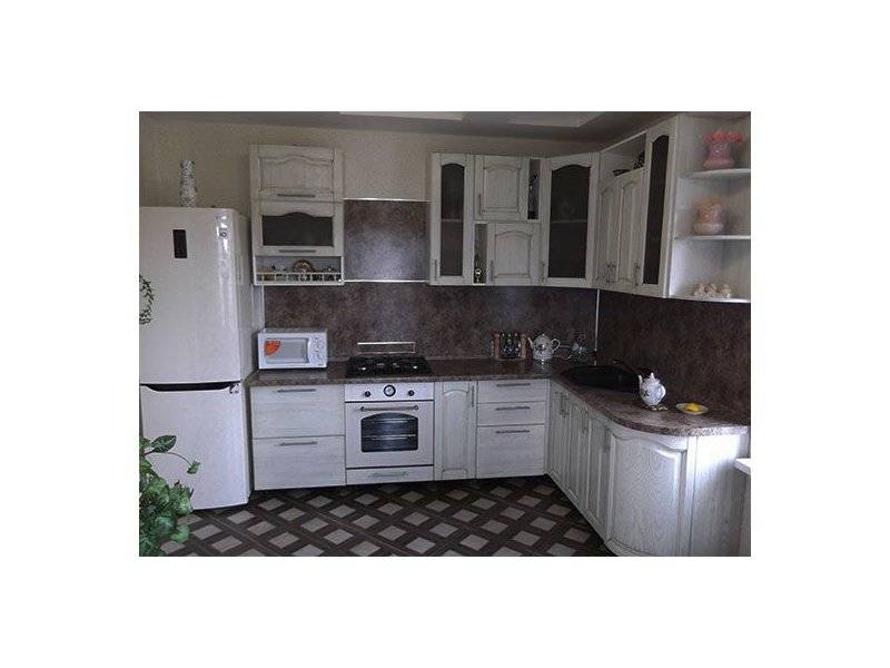 светлая угловая кухня в Армавире