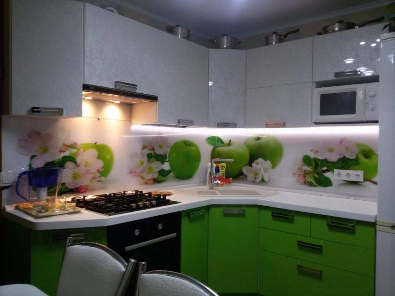 бело-зеленая угловая кухня в Армавире