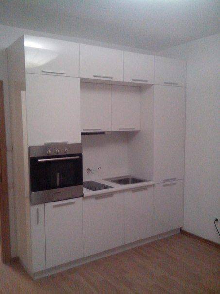 небольшая белая кухня в Армавире