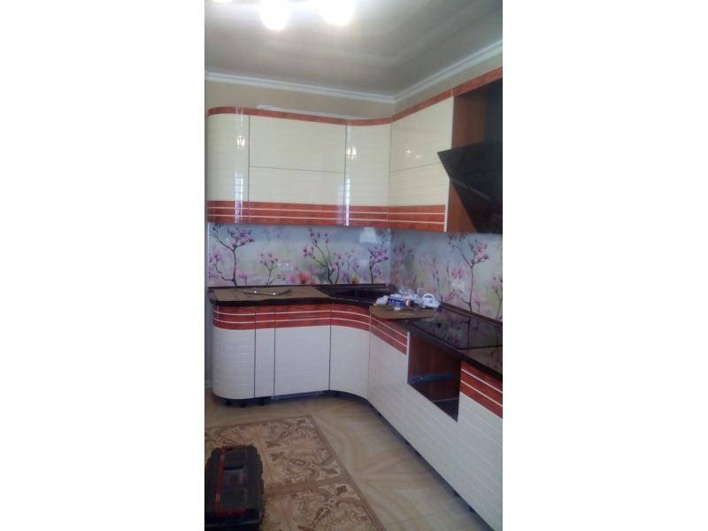 угловая кухня с плавными фасадами в Армавире