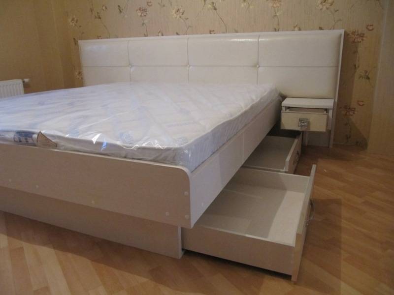 белая кровать с ящиками в Армавире
