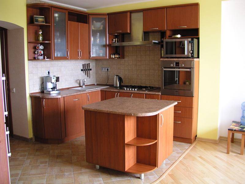 угловая кухня с островом в Армавире