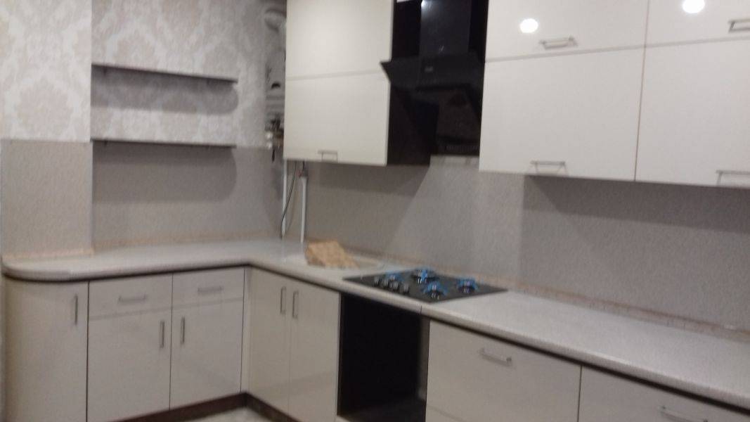 угловая светлая кухня в Армавире