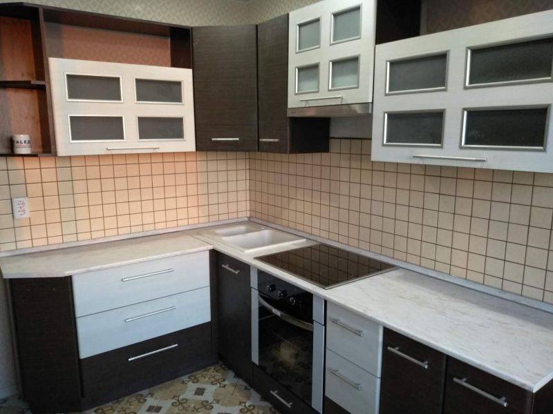 угловая кухня комбинированные фасады в Армавире