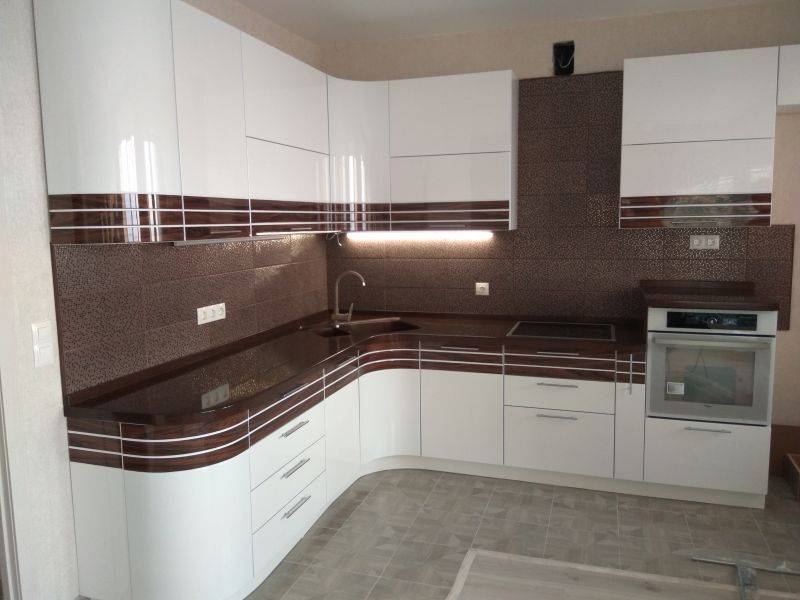 угловая кухня со вставкой из шпона в Армавире