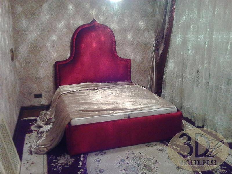 мягкая красная кровать с высоким изголовьем в Армавире