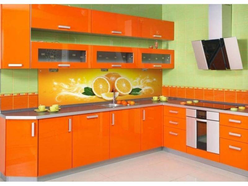 яркая угловая кухня в Армавире